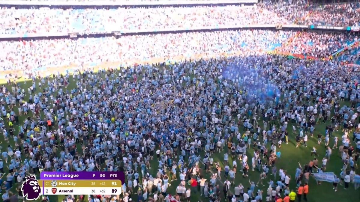 جشن قهرمانی هواداران سیتی روی چمن های ورزشگاه اتحاد