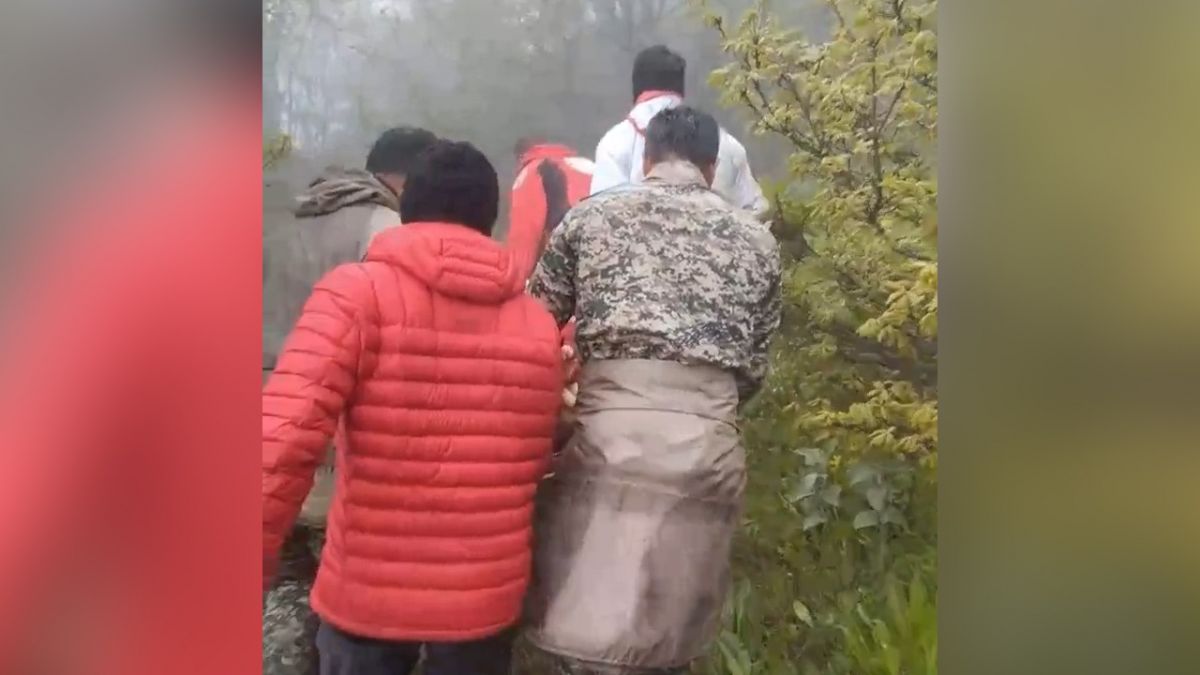 تصاویری از انتقال پیکر شهدا توسط امدادگران هلال احمر و تکاوران نیروی زمینی ارتش