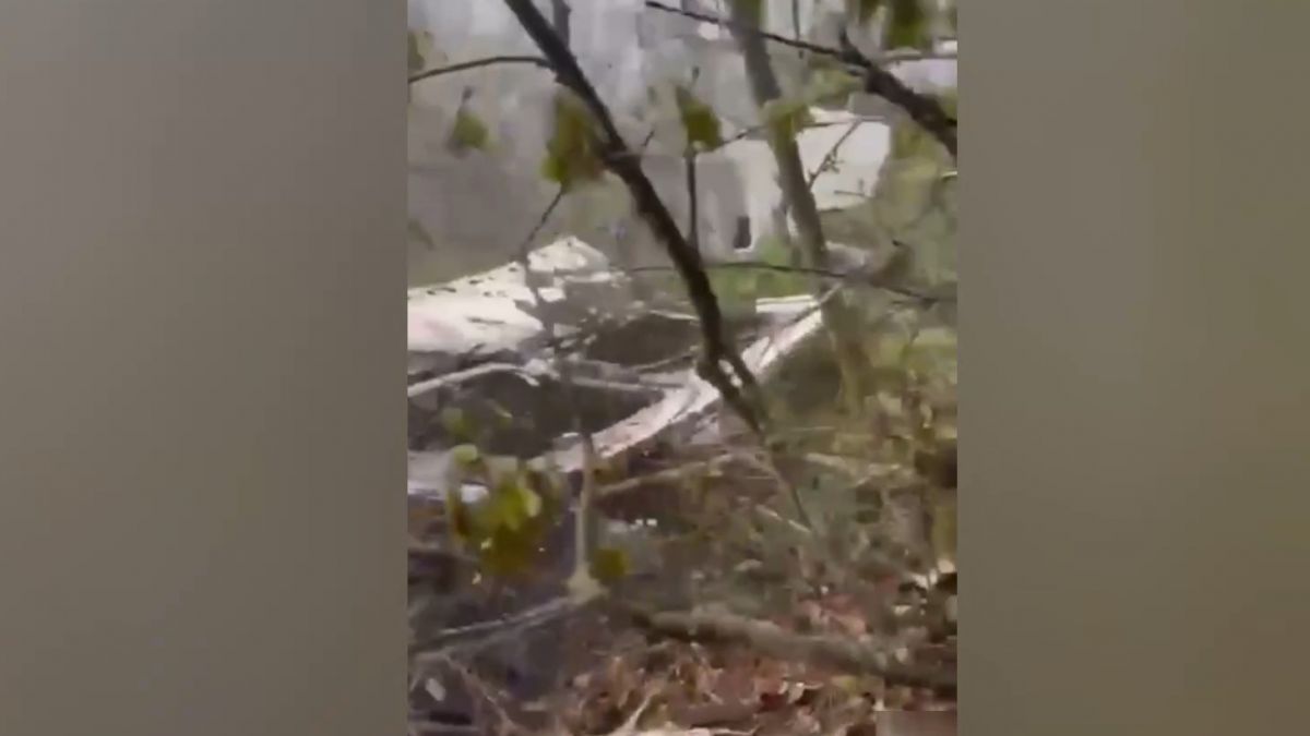 ویدیویی از لحظات اولیه پیدا شدن بالگرد سانحه دیده ریاست جمهوری در ورزقان که منجر به شهادت آیت الله رئیسی و همراهان ایشان شد