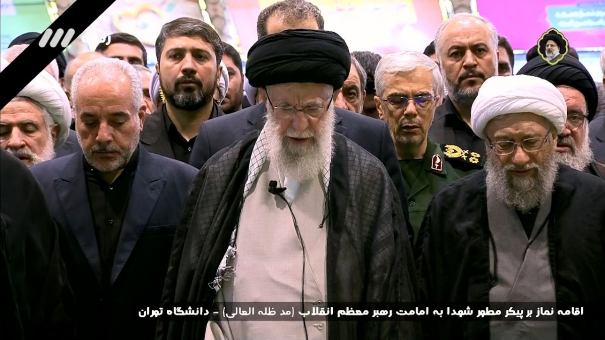 اقامه نماز بر پیکر شهدای خدمت به امامت رهبر انقلاب