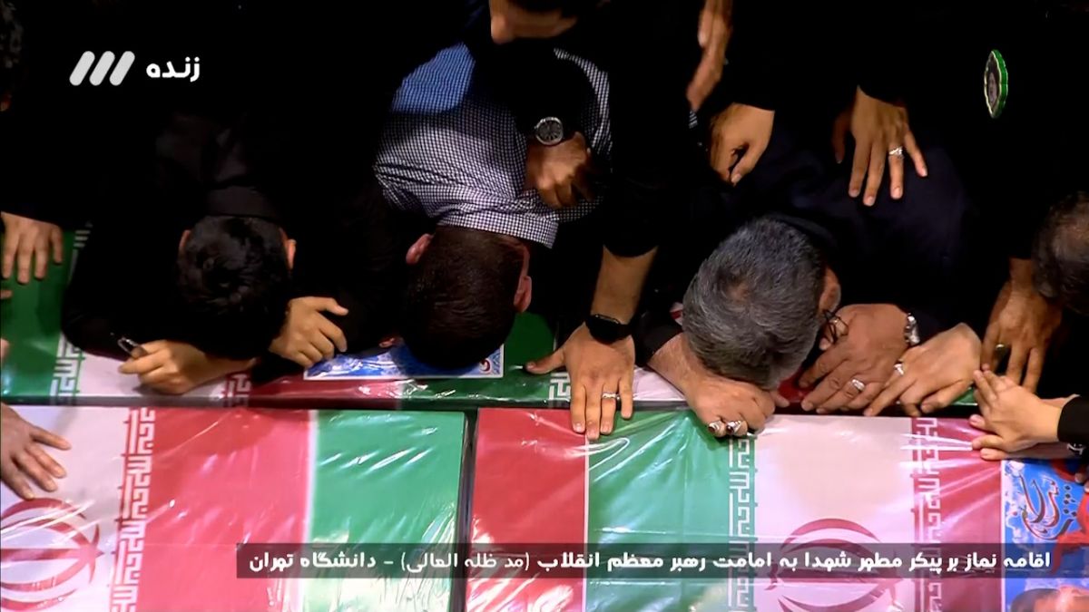 وداع خانواده‌های شهدای خدمت و مسئولین با پیکر شهدا