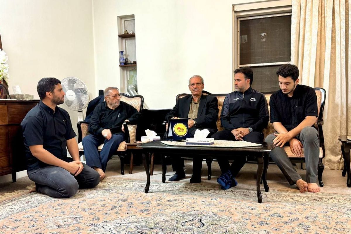 حضور مدیرعامل تراکتور در منزل خلبان شهید برای عرض تسلیت