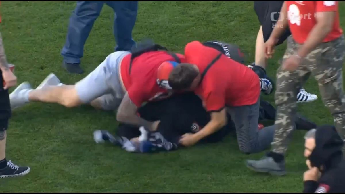 آشوب باورنکردنی هواداران ویکتوریا پلژن پس از شکست در فینال جام حذفی مقابل اسپارتا پراگ