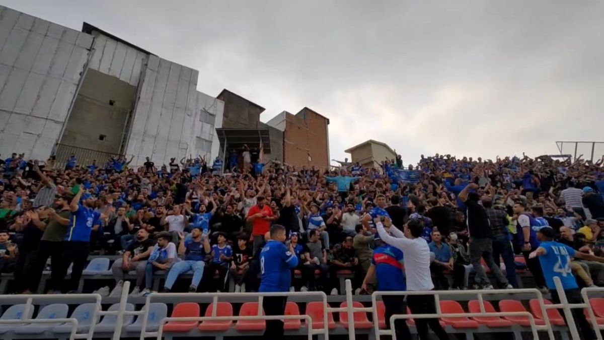 اختصاصی/ حال و هوای ورزشگاه وطنی قائمشهر و تشویق هواداران نساجی و استقلال