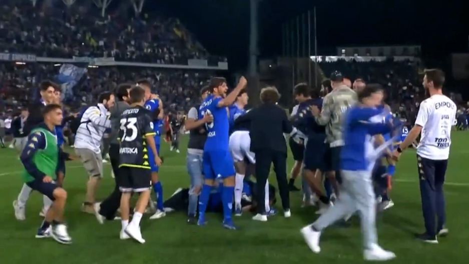 جشن و شادی بازیکنان امپولی پس از ماندن در سری آ