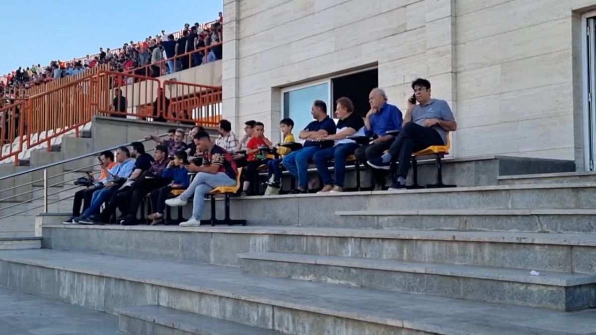 اختصاصی/ حضور هواداران در جایگاه خبرنگاران ورزشگاه سردار آزادگان!