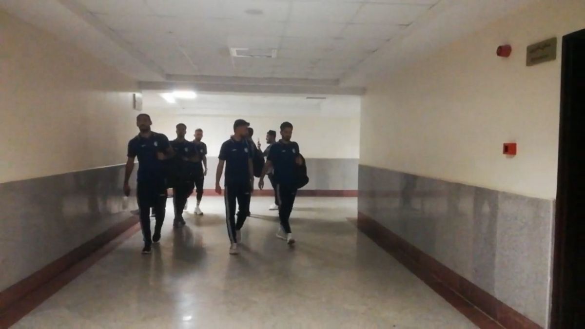 اختصاصی/ ورود بازیکنان استقلال خوزستان و هوادار به ورزشگاه غدیر اهواز