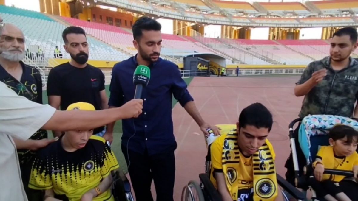 اختصاصی/ صحبت‌های کوتاه محمد کریمی در کنار هوادارن کم توان ذهنی پیش از دیدار سپاهان و شمس آذر