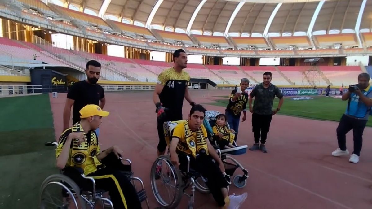 اختصاصی/ عکس یادگاری بازیکنان سپاهان با هوادارن کم توان ذهنی پیش از دیدار با شمس آذر