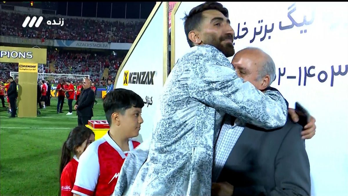 برخورد گرم علیرضا بیرانوند با مهدی تاج رئیس فدراسیون فوتبال در مراسم جشن قهرمانی پرسپولیس