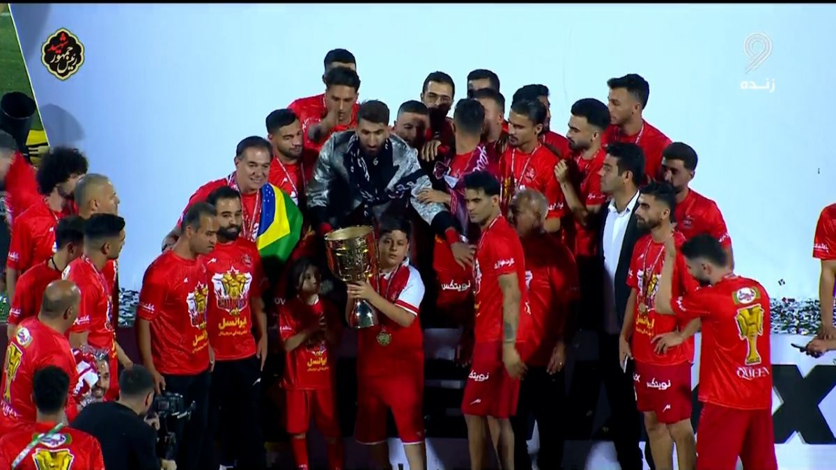 لحظات پایانی جشن قهرمانی پرسپولیس و عکس یادگاری با کاپ قهرمانی