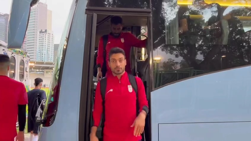 ورود بازیکنان تیم ملی به زمین تمرین «آبردین» برای انجام نخستین تمرین تاکتیکی پیش از دیدار برابر هنگ‌کنگ