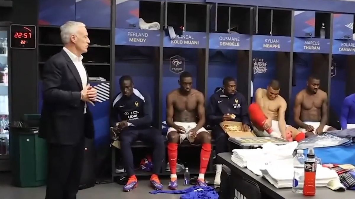 پیتزا خوردن دمبله حین توضیحات فنی دشان در رختکن تیم ملی فرانسه