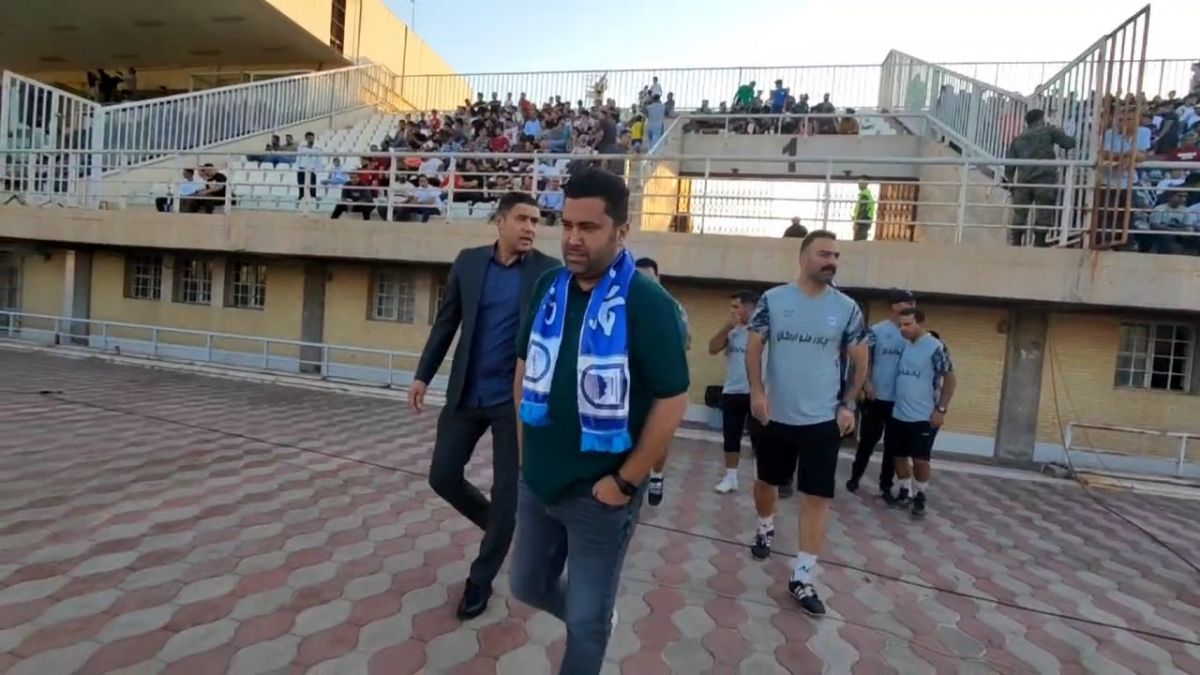 اختصاصی/ ورود کادر فنی و بازیکنان چادرملوی اردکان به زمین در بین تشویق هواداران