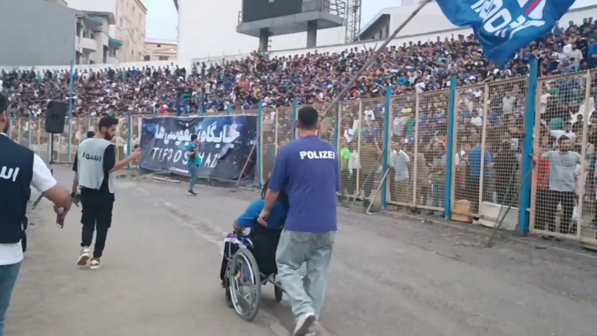 اختصاصی/ حضور پرشور هواداران داماش در ورزشگاه و حمایت برای عدم سقوط به لیگ دو