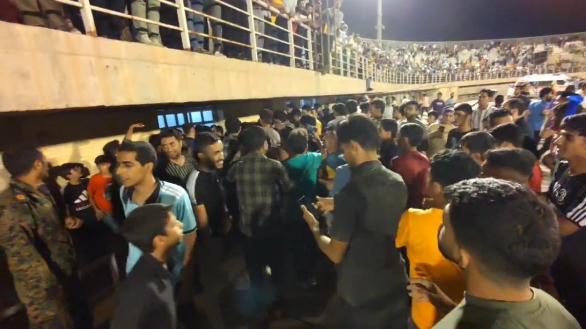 اختصاصی/ شادی بازیکنان و کادر فنی چادرملو با هواداران پس از صعود به لیگ برتر