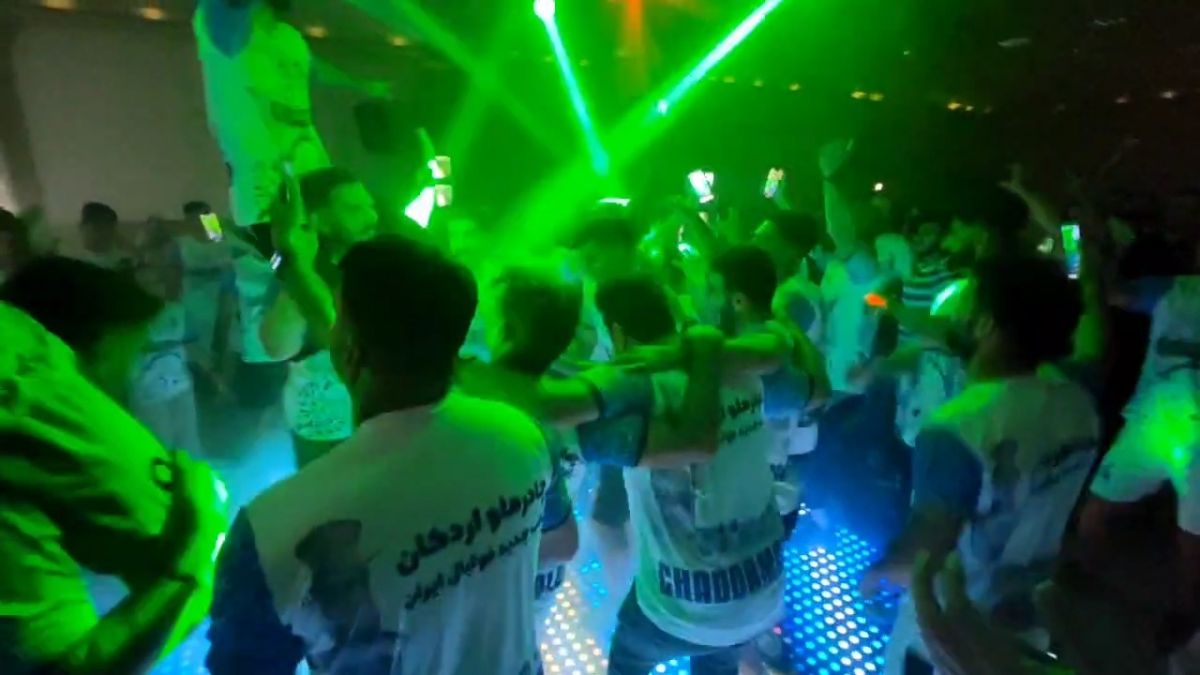 اختصاصی/ جشن همراه با حرکات به شدت موزون بازیکنان و کادر فنی چادرملو اردکان پس از صعود به لیگ برتر