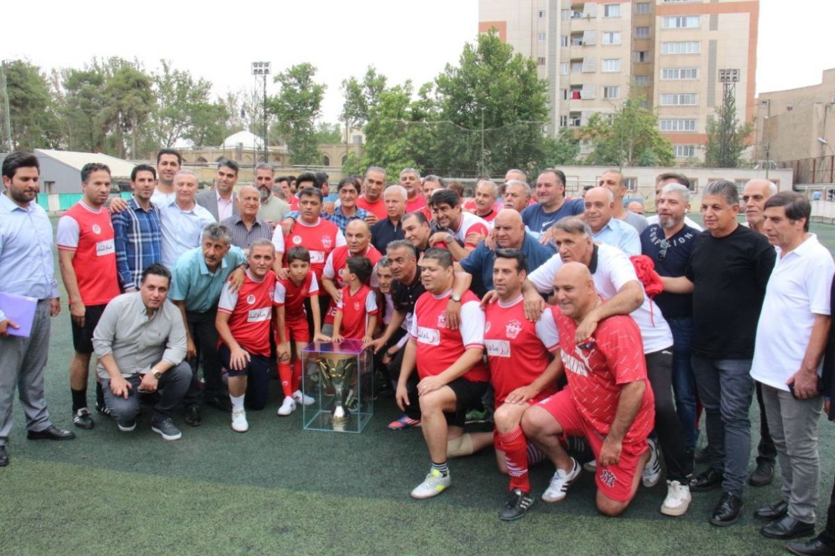 کاپ قهرمانی پرسپولیس در دستان قهرمانان سابق فوتبال ایران