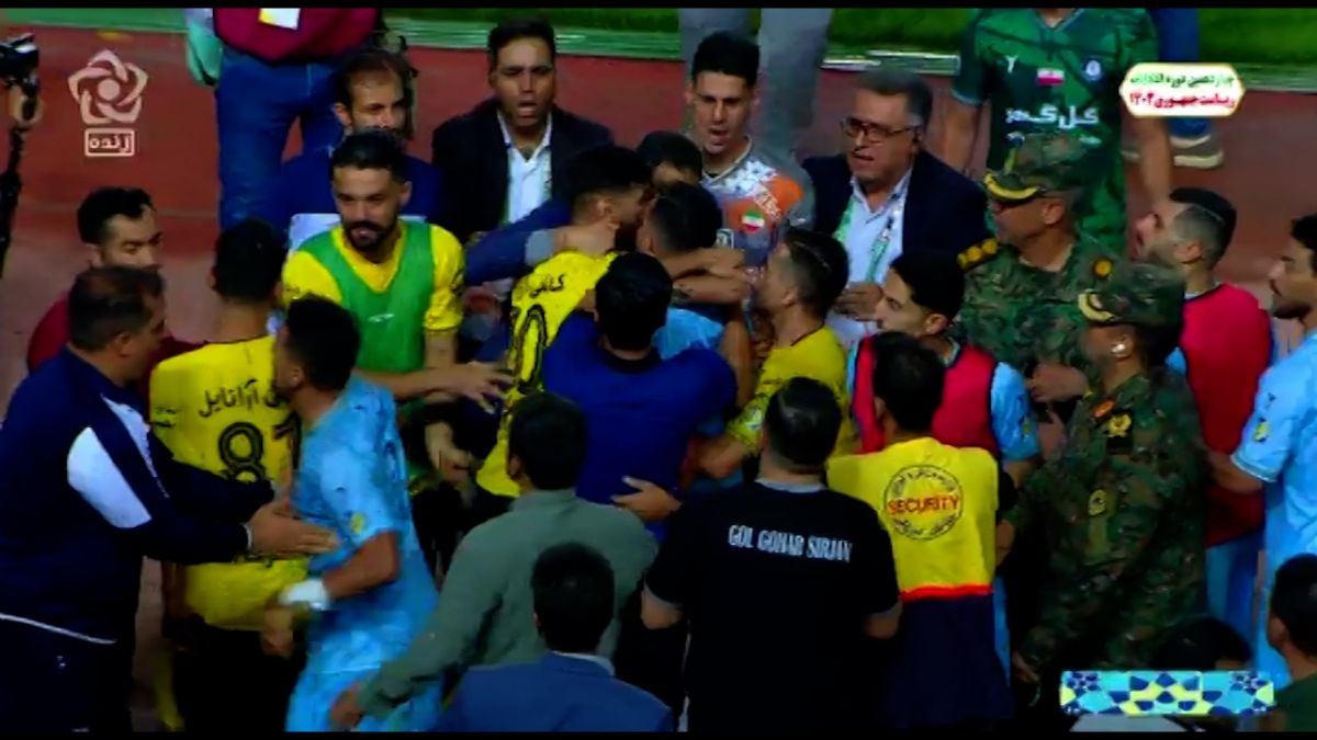 درگیری شدید و باورنکردنی بازیکنان سپاهان و گل گهر پس از سوت پایان مسابقه