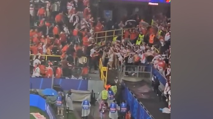 درگیری شدید و عجیب هوادارای ترکیه و گرجستان در ورزشگاه
