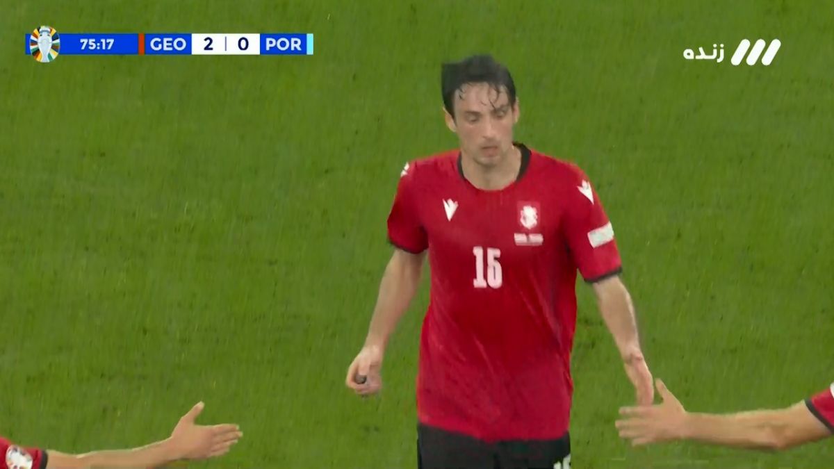 گولسیانی در میان تشویق هواداران به دلیل مصدومیت تعویض شد