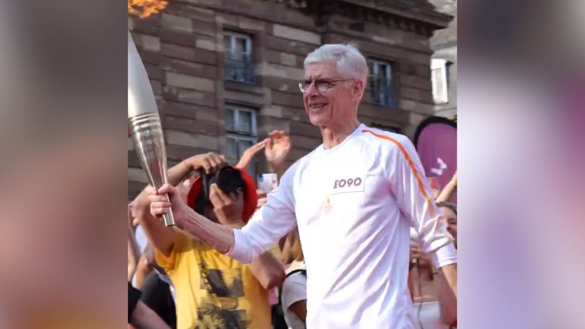 مشعل المپیک پاریس در دستان آرسن ونگر سرمربی اسبق آرسنال در زادگاهش استراسبورگ