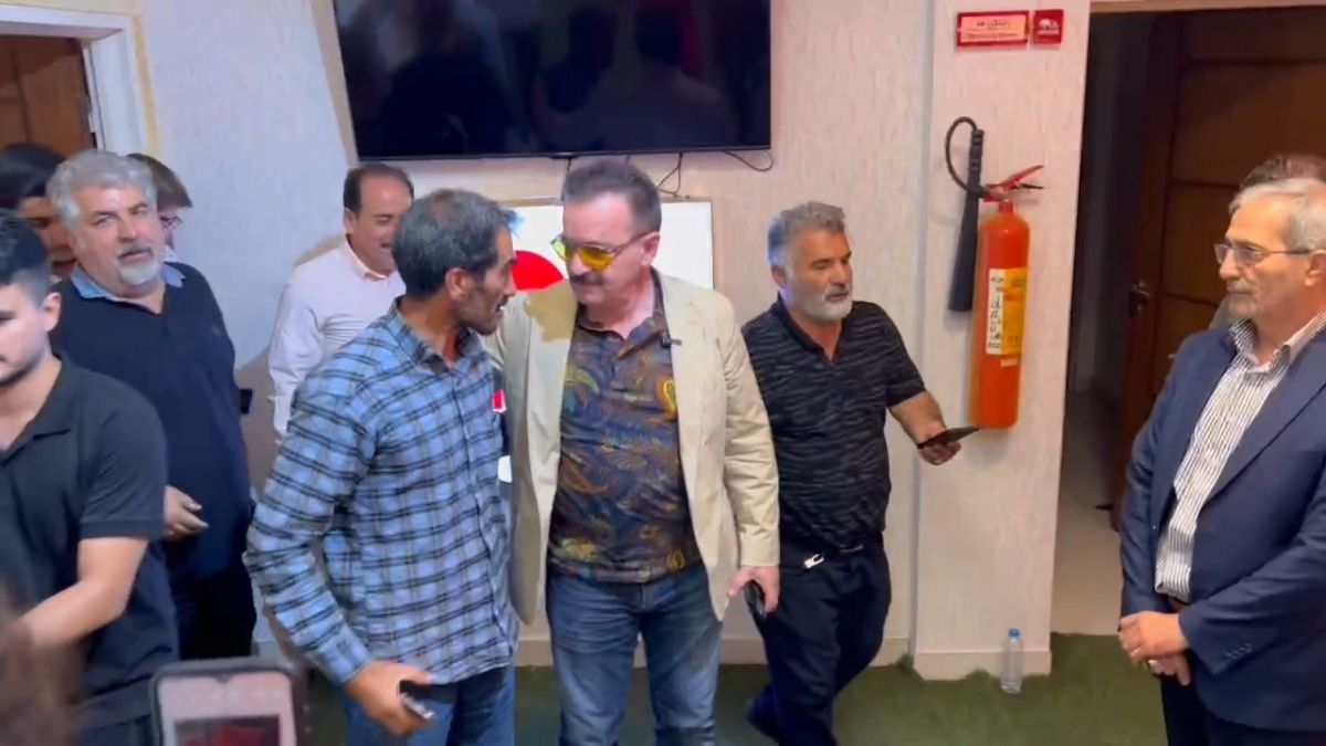 اختصاصی/ سلفی هواداران با زنوزی پس از پایان جلسه برخی هواداران با مالک تراکتور