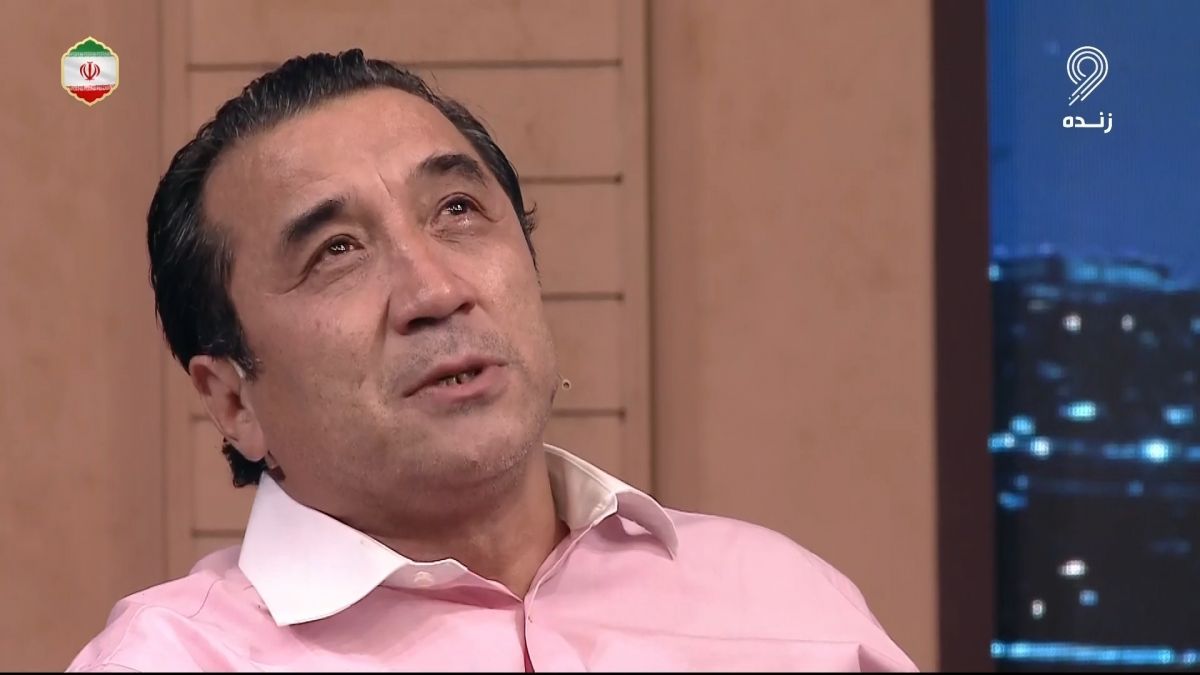 اشک های خداداد عزیزی برای مادرش حین خاطره ای از اولین حضورش در اردوی تیم ملی و اشک های جواد خیابانی برای خداداد