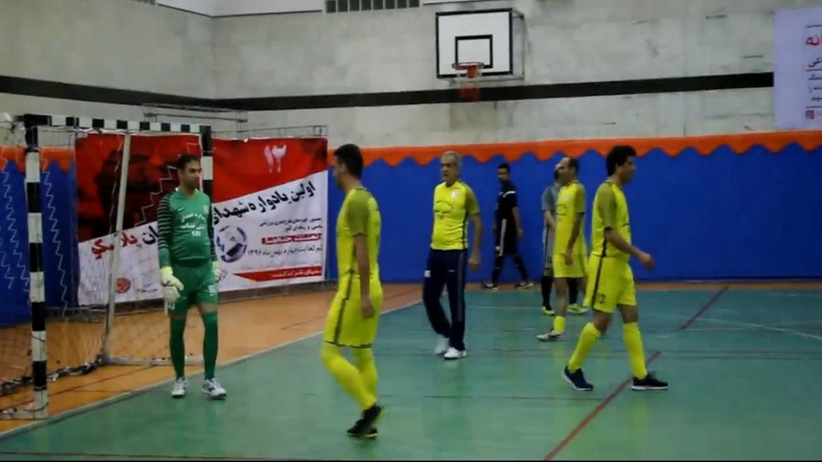 مسعود پزشکیان رئیس جمهور منتخب با لباس شماره دو در اختتامیه مسابقات فوتسال یادواره شهدای آتش‌نشان پلاسکو در سال 1396