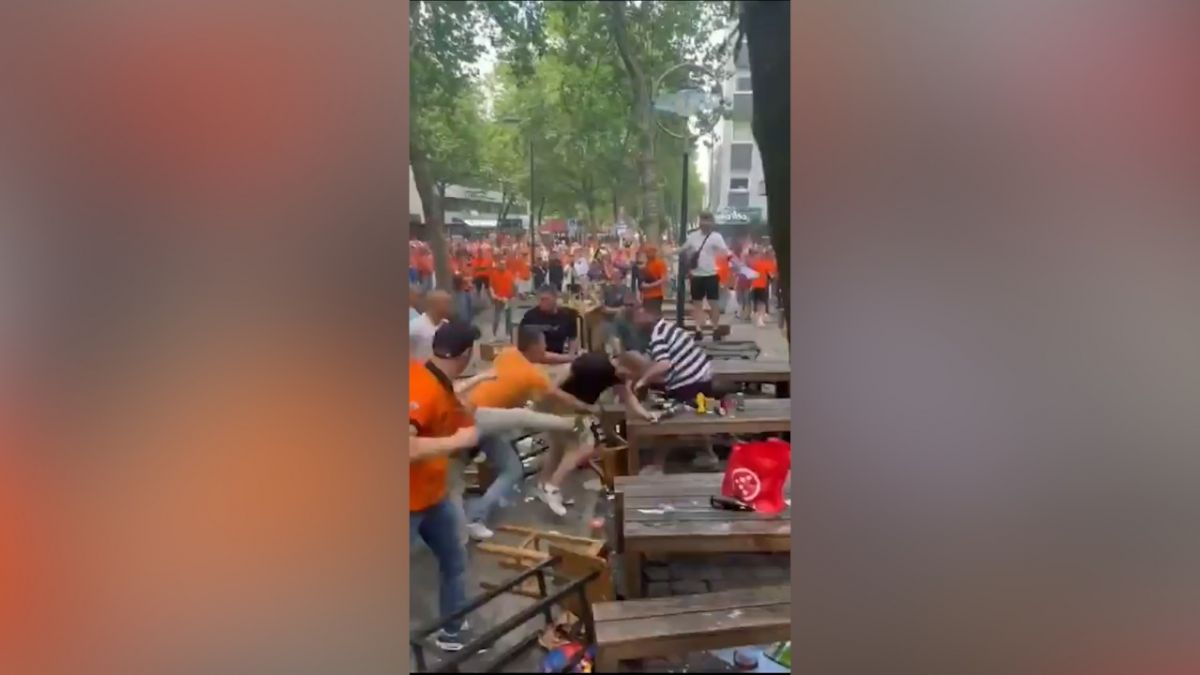 لحظات عجیب درگیری میان هواداران انگلیس و هلند در آستانه بازی امشب!