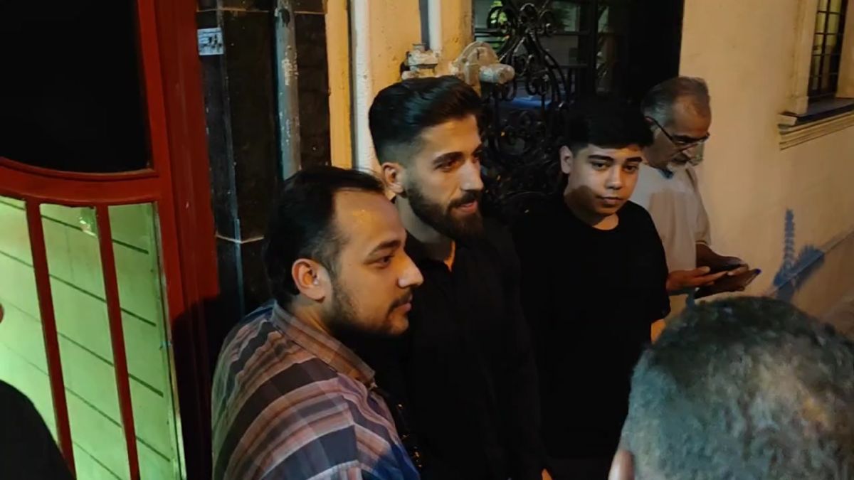 اختصاصی/ عکس یادگاری هواداران پرسپولیس با فرشاد فرجی پس از تمدید قرارداد
