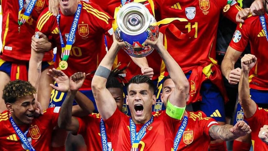 لحظه بالا بردن کاپ قهرمانی یورو توسط موراتا کاپیتان تیم ملی اسپانیا