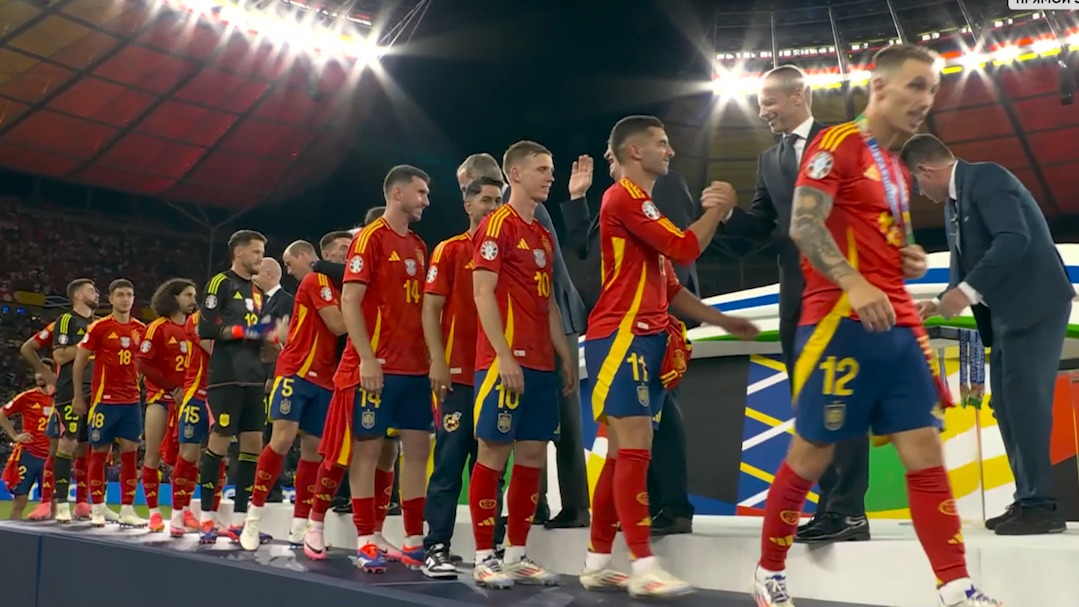 لحظه اهدای مدال قهرمانی یورو به بازیکنان تیم ملی اسپانیا