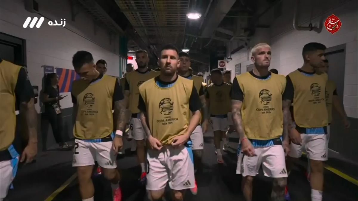 پس از حواشی و جنجال‌های فراوان بازیکنان آرژانتین و کلمبیا برای گرم کردن وارد زمین شدند