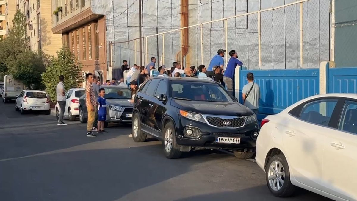 اختصاصی/ تشویق فرهاد مجیدی به نشانه اعتراض به راه ندادن هواداران به کمپ ناصرحجازی