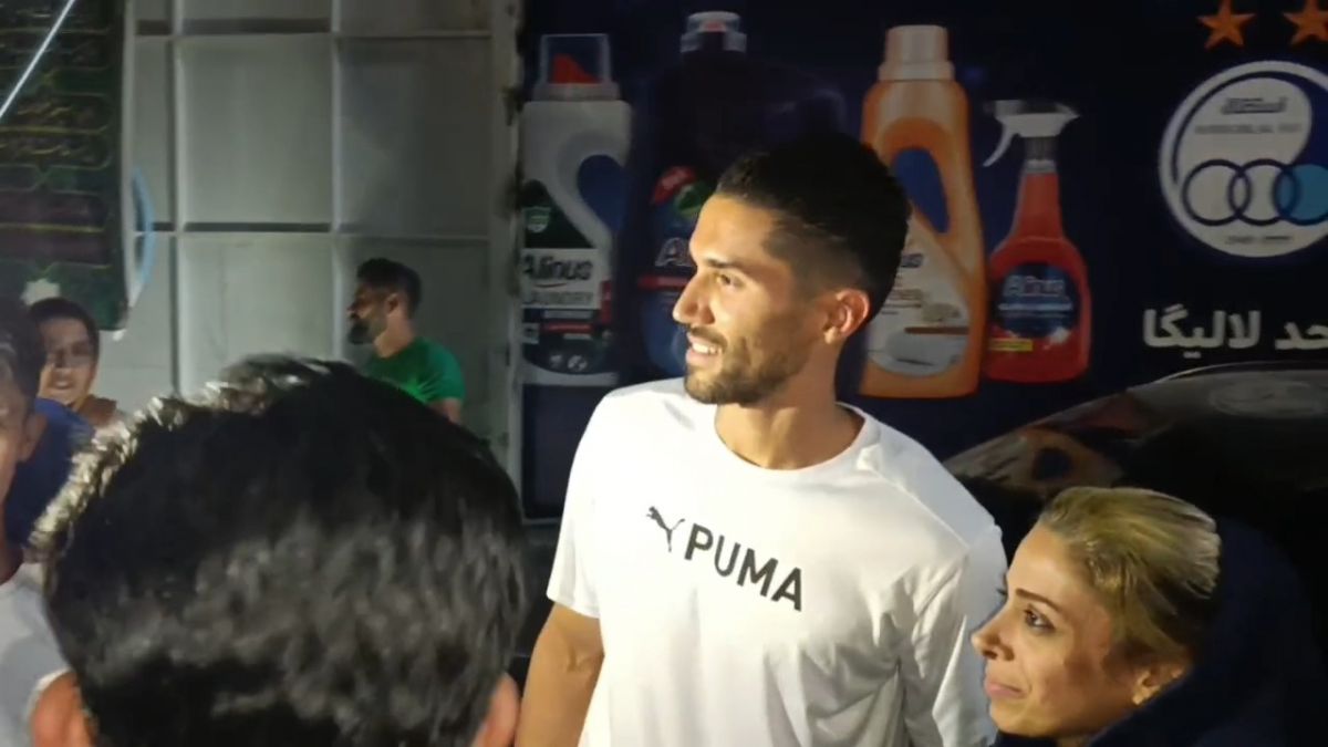 اختصاصی/ سلفی هواداران استقلال با سید حسین حسینی و محمد نوازی پس از تمرین عصر جمعه آبی پوشان