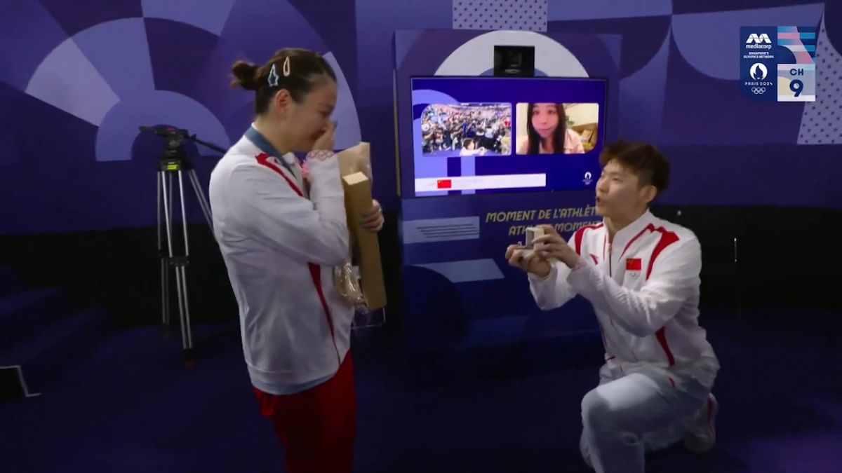 المپیک 2024/ لحظه تقاضای ازدواج بدمینتون باز چینی از هم تیمی اش در حاشیه المپیک