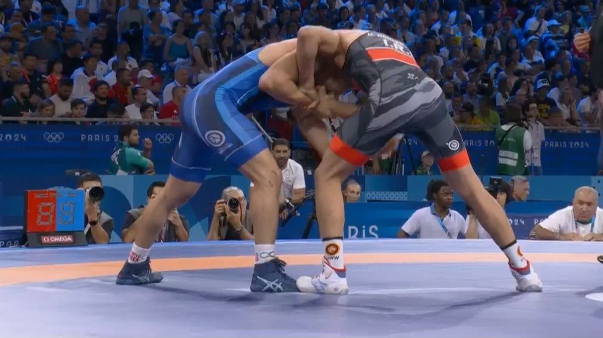 المپیک 2024/ برتری قاطع محسن نژاد مقابل حریف الجزایری در کشتی فرنگی