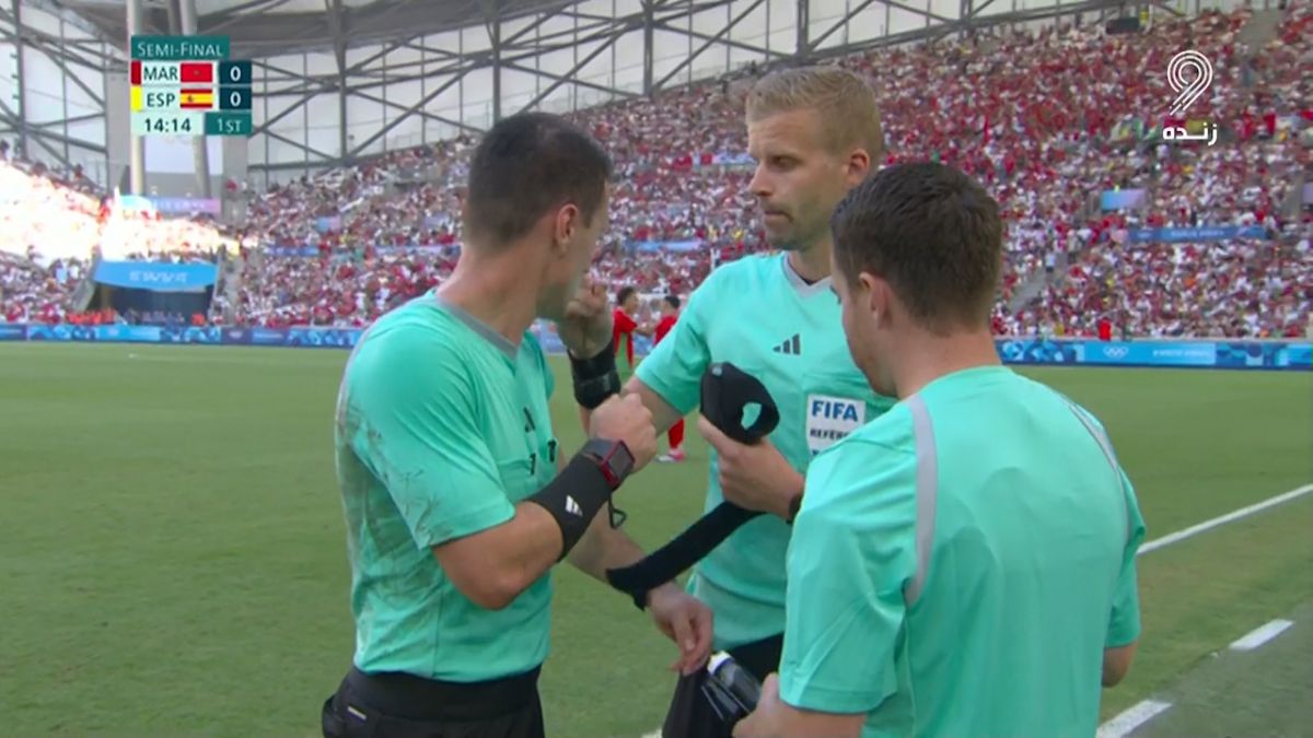 خطای شدید در دیدار اسپانیا - مراکش؛ داور مصدوم و تعویض شد!