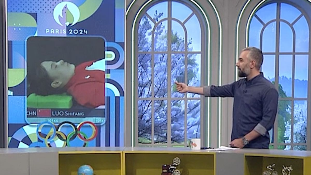 المپیک 2024/ اقدام عجیب قهرمان المپیک در حین برگزاری وزنه‌برداری زنان!