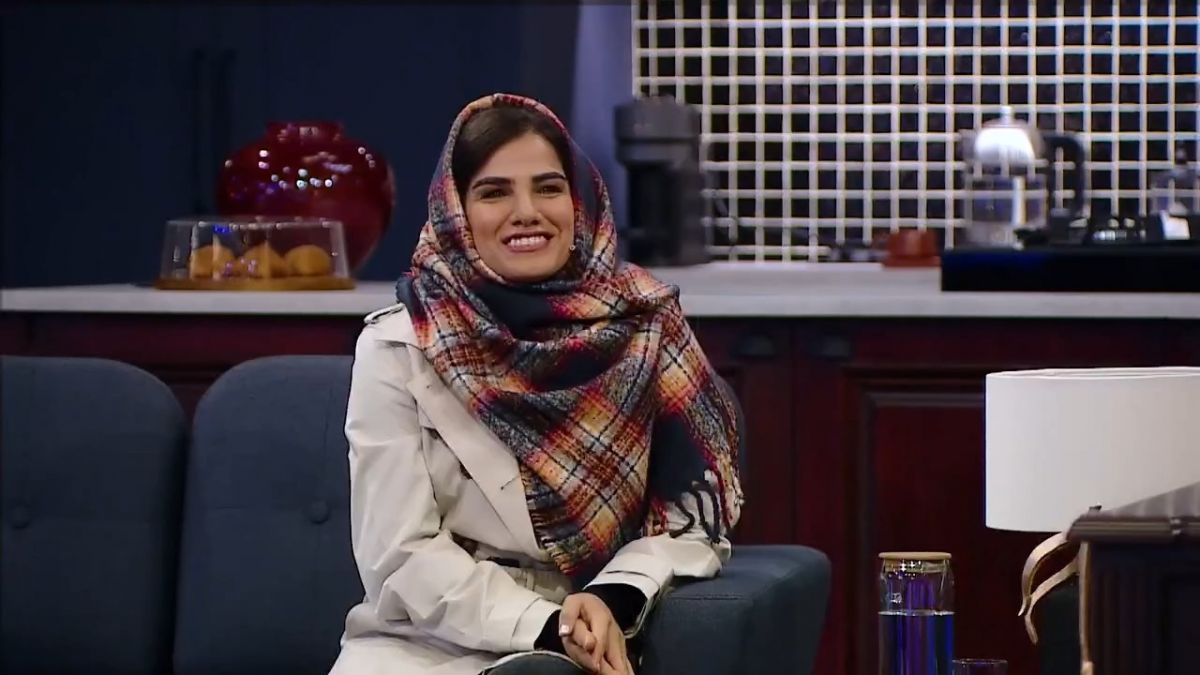 شب آهنگی/ شوخی حامد آهنگی با فرشته کریمی پس از دریافت پیراهن ستاره تیم ملی فوتسال بانوان