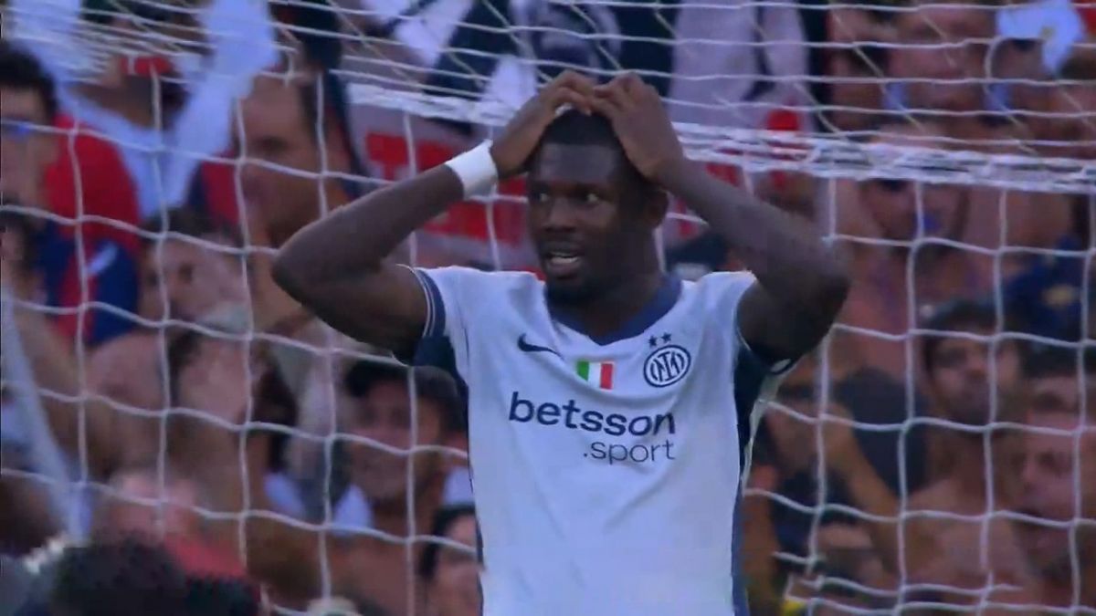 نجات دروازه تماشایی بازیکنان جنوا مقابل ضربه‌ دی مارکو