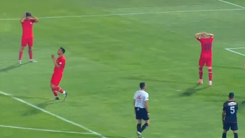 شوت خطرناک حسین زاده و ضربه سر شجاع از کنار دروازه پرسپولیس به بیرون رفت