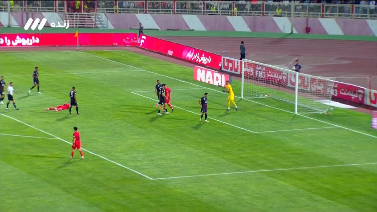 ضربه سر خطرناک بازیکن تراکتور توسط گندوز دفع شد