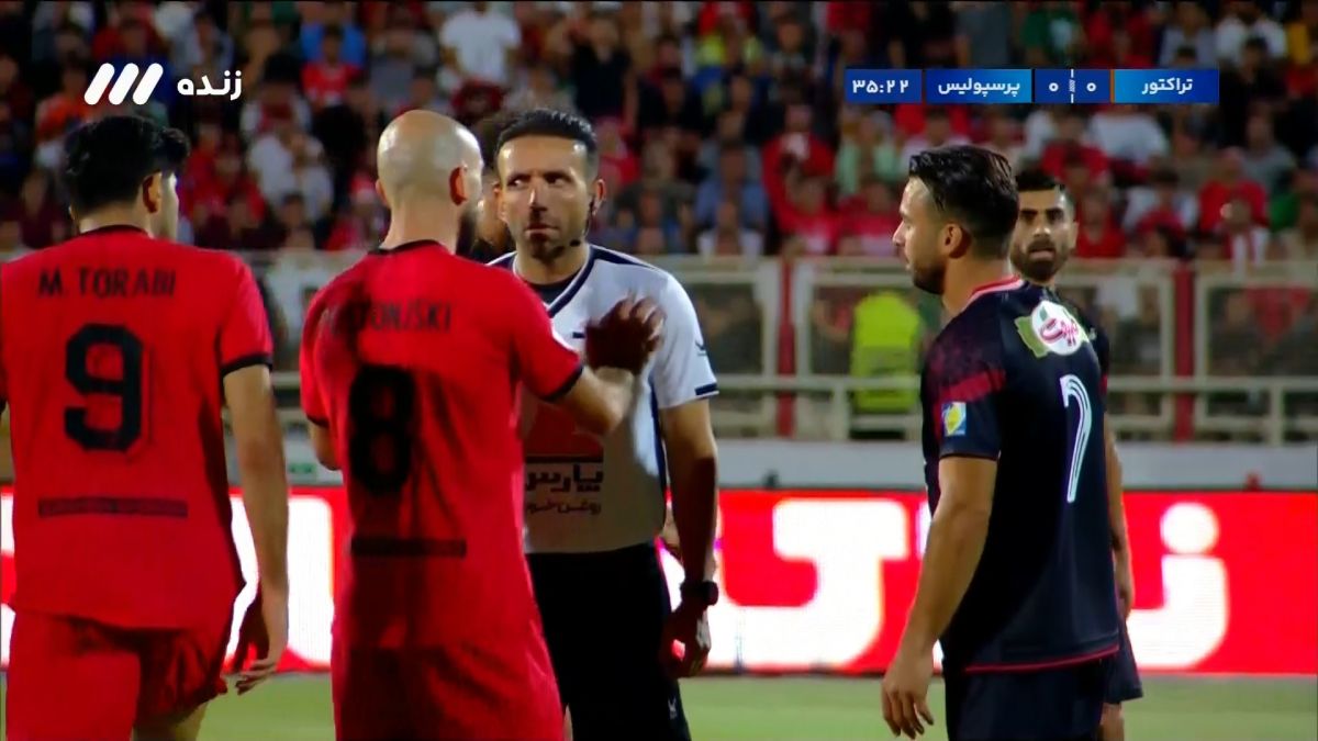 نگاه جالب داور بازی به ترابی ستاره تراکتور پس از اعتراض به دلیل خطای بازیکن پرسپولیس