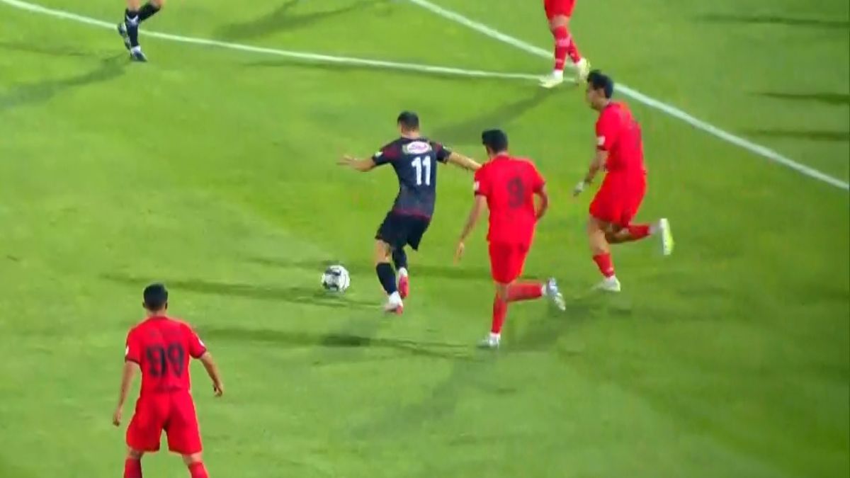 شوت تماشایی فرشاد احمدزاده با بدشانسی وارد دروازه تراکتور و بیرانوند نشد