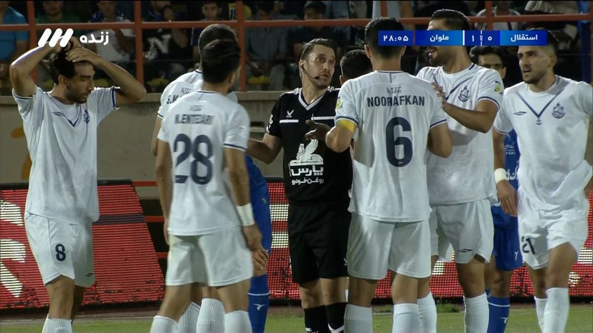 لحظه اعلام پنالتی برای استقلال با تایید کمک داور ویدیویی