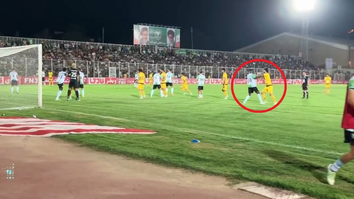 صحنه خطای بازیکن سپاهان روی بازیکن خیبر قبل از گل اول این تیم