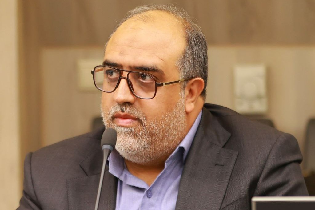 آذربایجانی: حرفهای نیست وقتی نمی توانیم مسائل خود را حل کنیم سراغ دیگران برویم