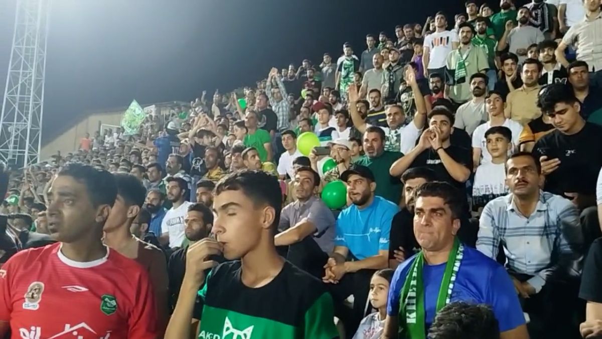 اختصاصی/ حضور هواداران پرشور خیبر خرم آباد در ورزشگاه برای حمایت از تیم خودشان مقابل ذوب آهن